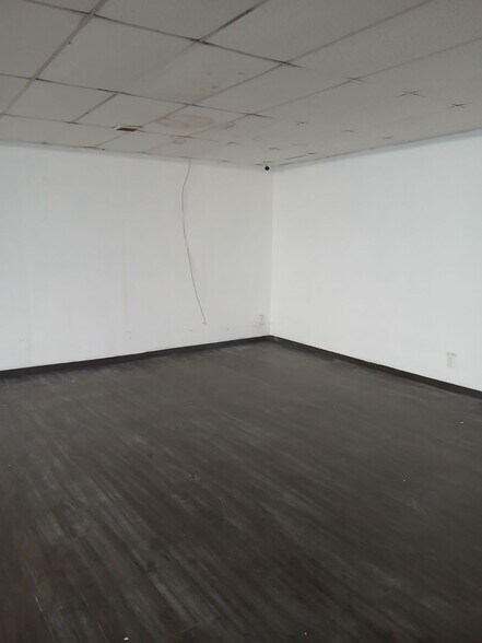 More Photos Of 6111 SRL Thornton Freeway, Dallas General Retail For Lease