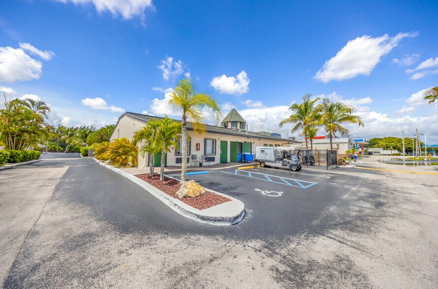 More Photos Of 333 SE 1st Ave, Florida City Hotel For Sale