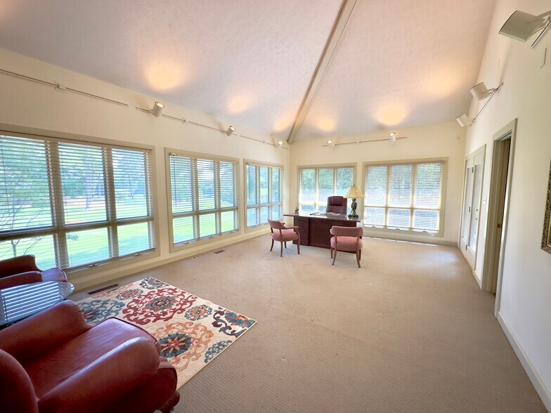 More Photos Of 1251 Club Dr, Bishop Office For Sale