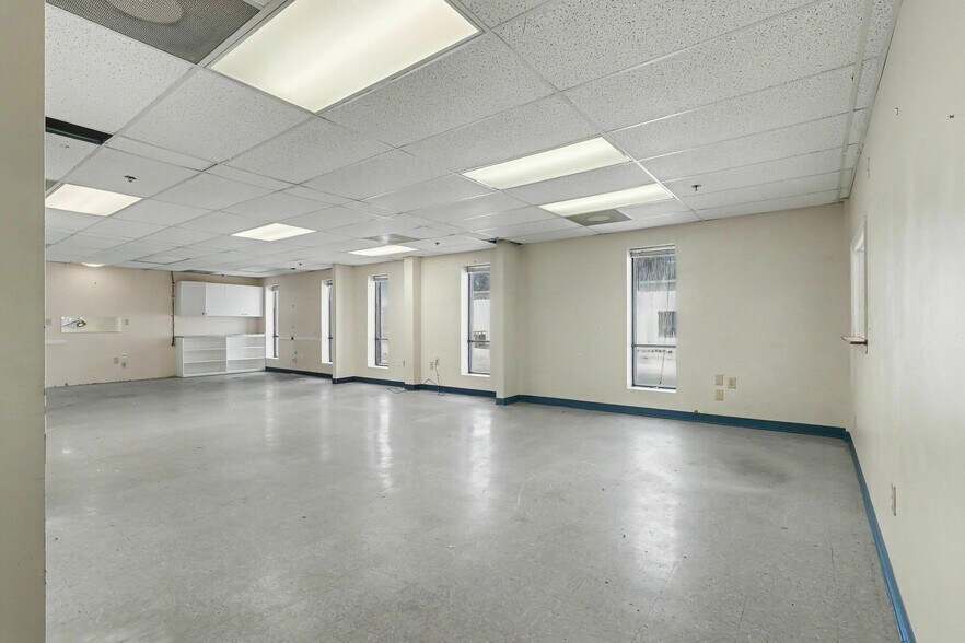 More Photos Of 1445 Cleveland Ave, East Point Showroom For Sale
