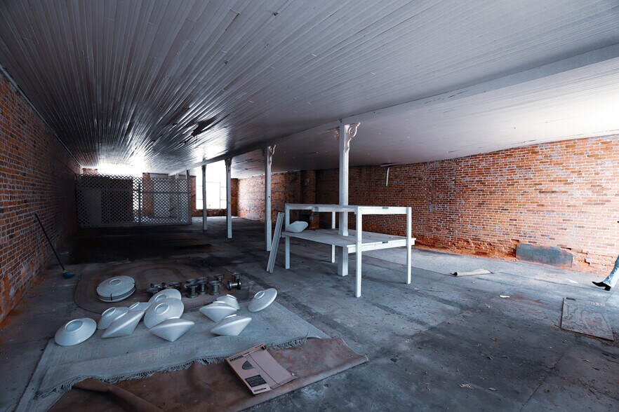 More Photos Of 14650 NE Waldo Rd, Waldo Storefront For Lease