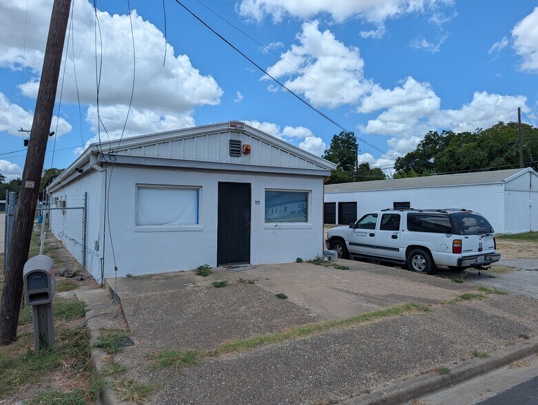 More Photos Of 412 McKeen St, Waco Warehouse For Sale