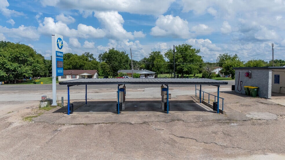 More Photos Of 617 N Ellis St, Groesbeck Carwash For Sale