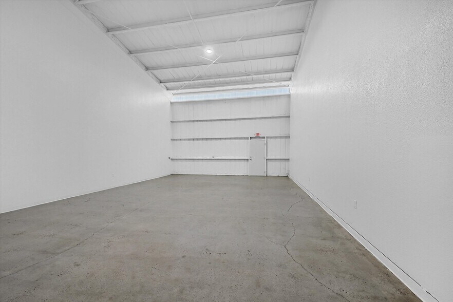 More Photos Of 2410 N Frisco Rd, Sherman Flex For Sale