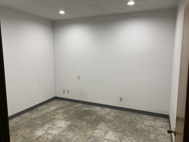 More Photos Of 11252 Goodnight Ln, Dallas Light Manufacturing For Sale