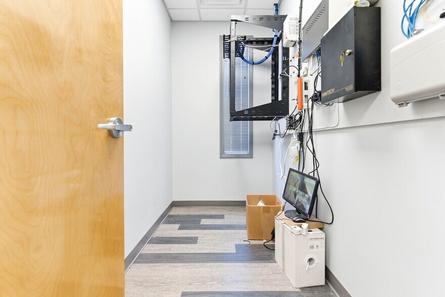 More Photos Of 13720 Aiken Rd, Louisville Warehouse For Lease