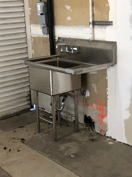 More Photos Of 383 Preda St, San Leandro Warehouse For Lease