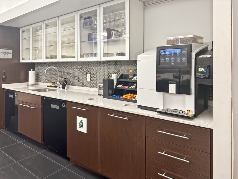 More Photos Of 401 E Sonterra Blvd, San Antonio Coworking Space