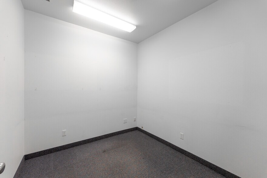 More Photos Of 2665 Glendale Valley Rd, Glendale Office For Sale