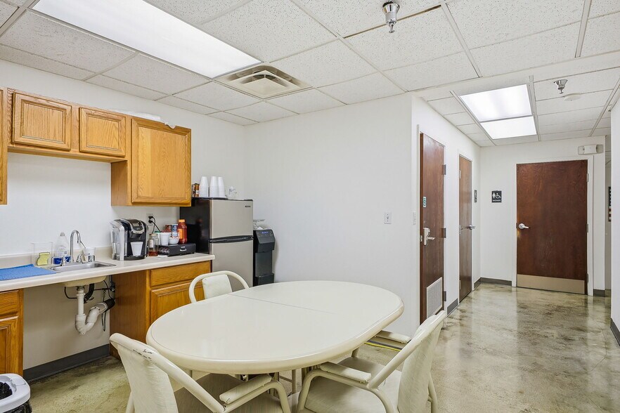 More Photos Of 315 N Park Dr, San Antonio Warehouse For Sale