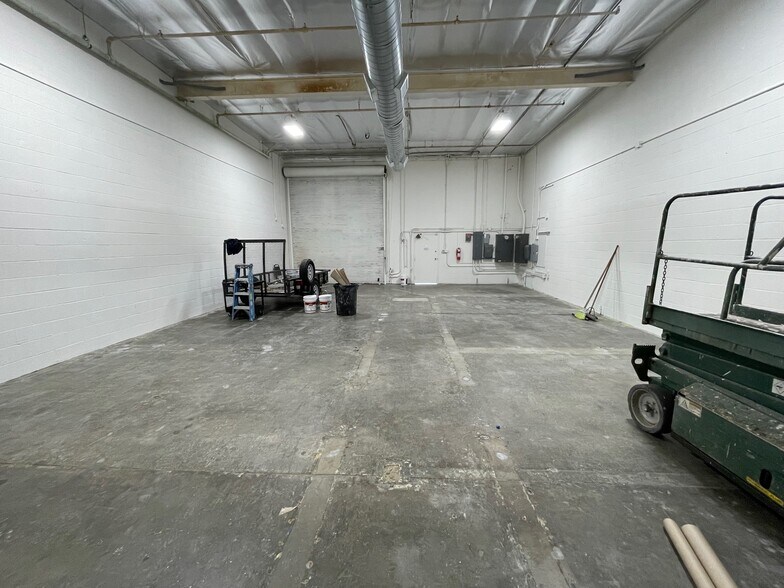 More Photos Of 1811 W Magnolia Blvd, Burbank Office For Lease