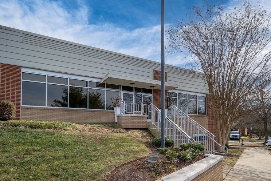 More Photos Of 927 Maple Grove Dr, Fredericksburg Office For Sale
