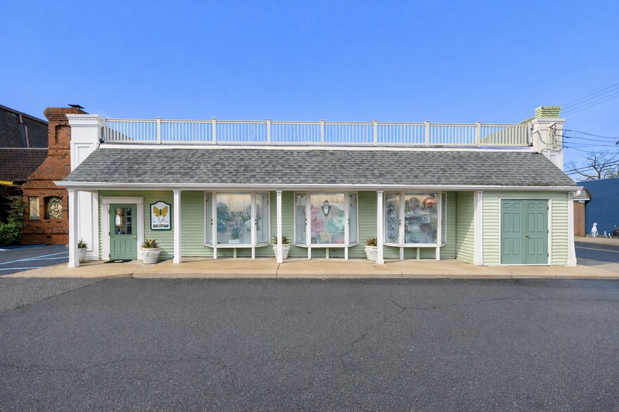 More Photos Of 7 W River Rd, Rumson Storefront For Sale