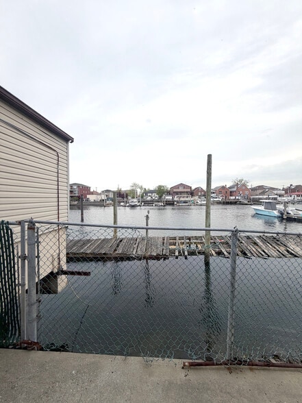 More Photos Of 15913 Crossbay Blvd, Howard Beach Storefront Retail Office For Lease