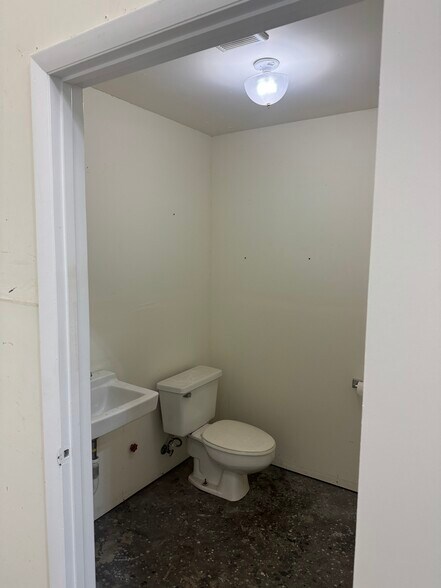 More Photos Of 10026 Spanish Isle Blvd, Boca Raton Warehouse For Lease