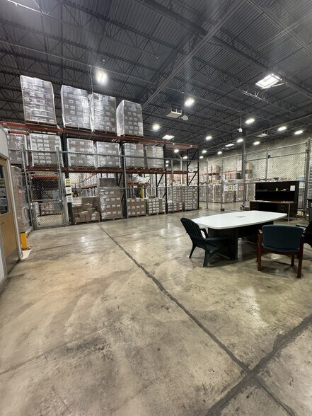 More Photos Of 880 N Wood Dale Rd, Wood Dale Warehouse For Lease