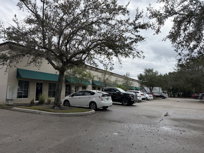 More Photos Of 1076 Business Ln, Naples Showroom For Sale