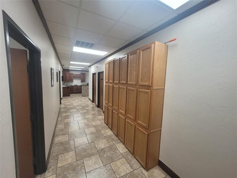 More Photos Of 912 Messenger Ln, Moore Warehouse For Sale