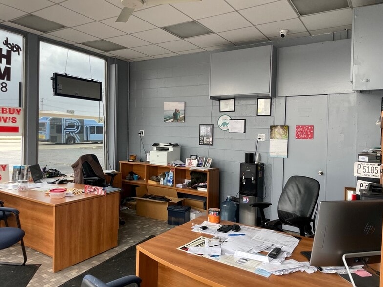 More Photos Of 5818 N 2nd St, Loves Park Auto Dealership For Lease