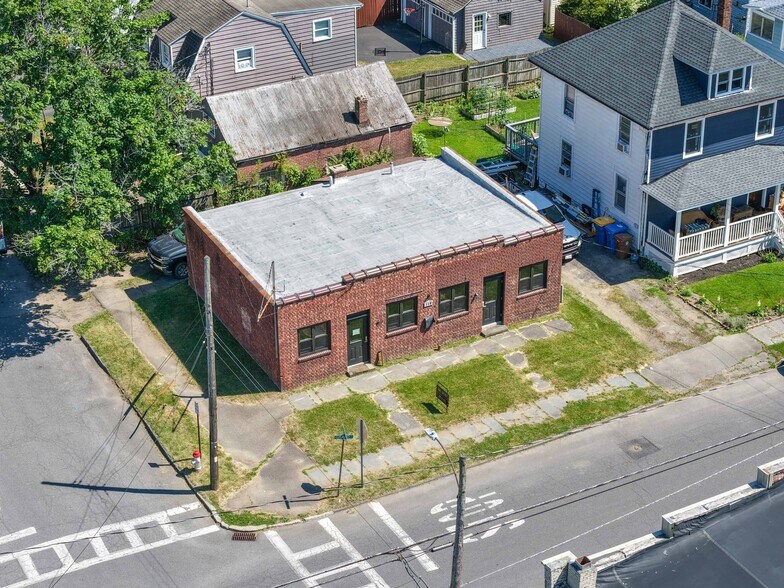 More Photos Of 118 Grand St, Kingston Freestanding For Sale