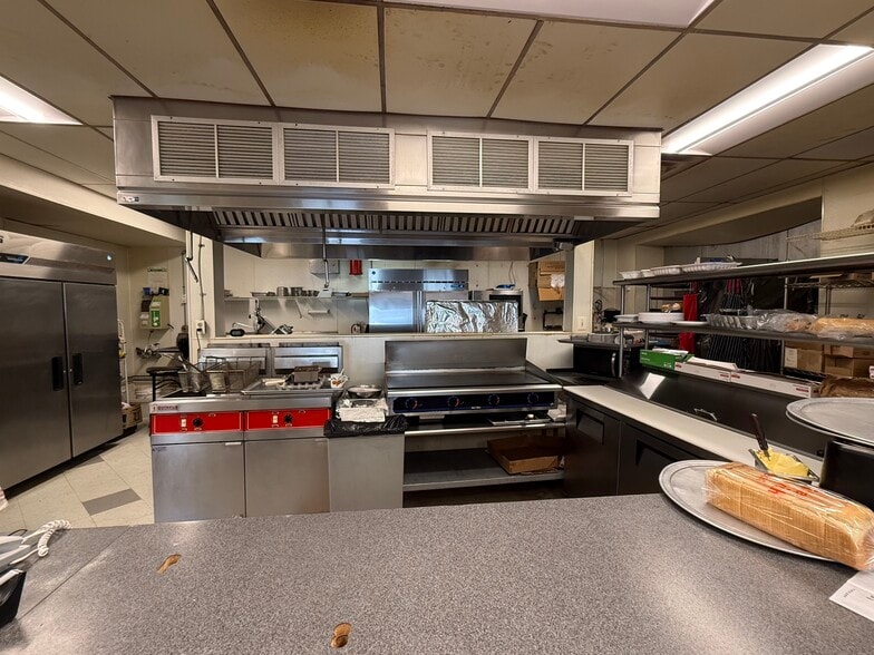 More Photos Of 619 Central Ave E, Edgewater Restaurant For Lease