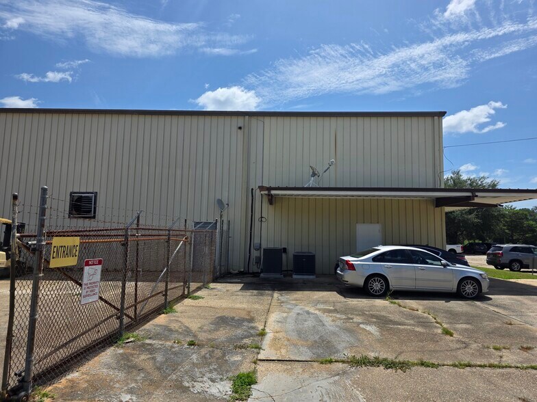 More Photos Of 9646 Highway 20 W, Freeport Distribution For Sale
