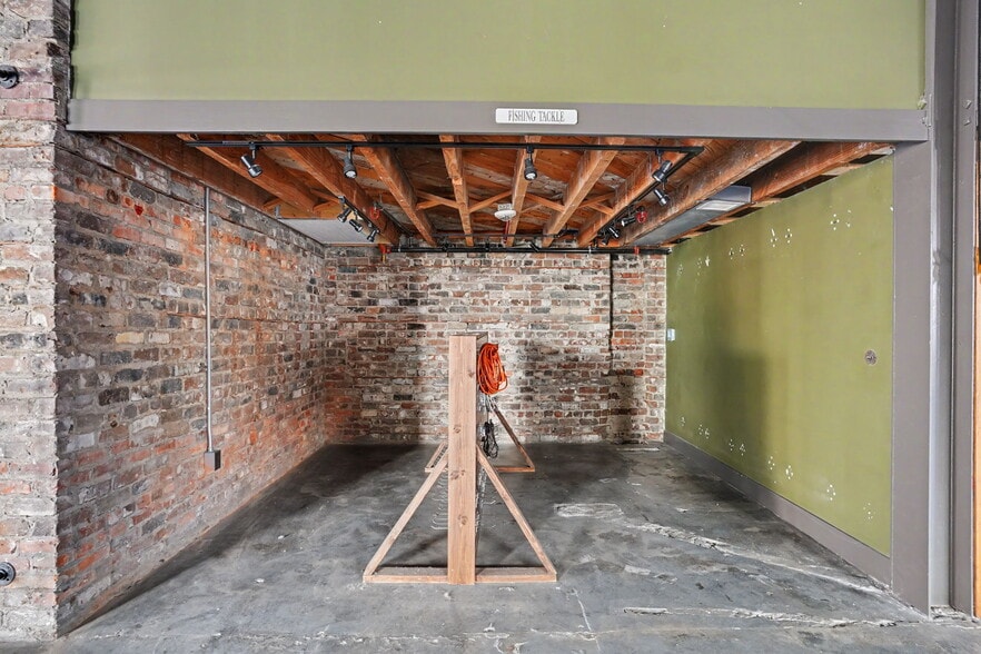 More Photos Of 101 E Broughton St, Savannah Storefront Retail Office For Lease