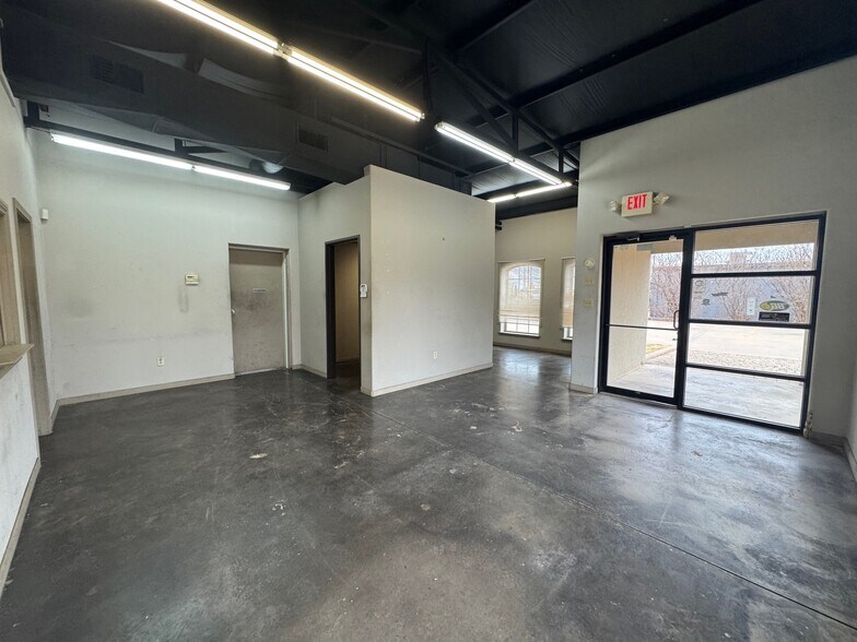 More Photos Of 920 NW 69th St, Oklahoma City Warehouse For Lease