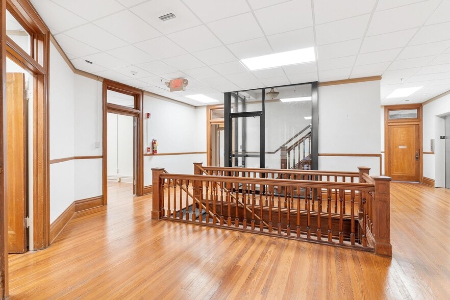More Photos Of 410 W Main St, Leesburg Office For Lease