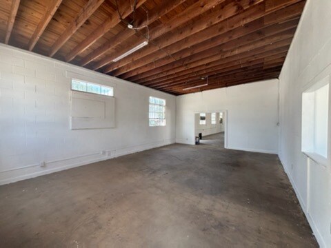 More Photos Of 1024 S Main St, Gainesville Warehouse For Lease