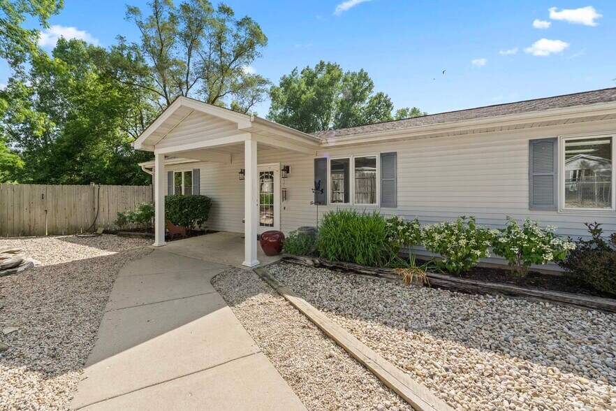 More Photos Of 4403 S Roberts Rd, Island Lake Veterinarian Kennel For Sale