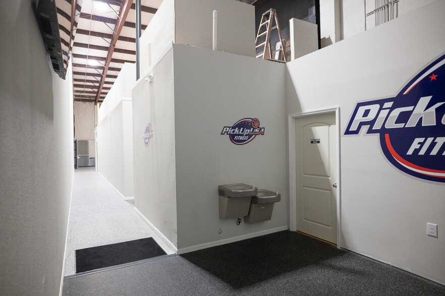 More Photos Of 9937 Race Track Rd, Tampa Manufacturing For Lease