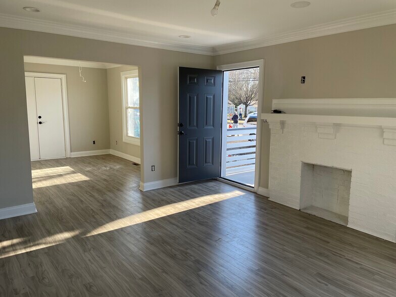 More Photos Of 1508 Remount Rd, Charlotte Showroom For Lease