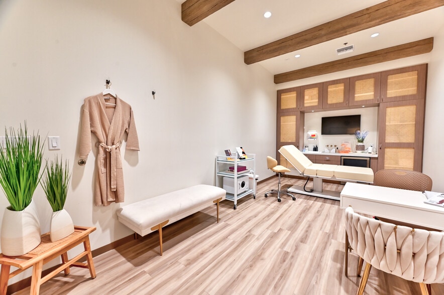 More Photos Of 5770 S Durango Dr, Las Vegas Medical For Sale