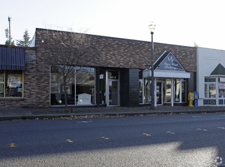 More Photos Of 1915-1917 Main St, Vancouver Storefront For Lease