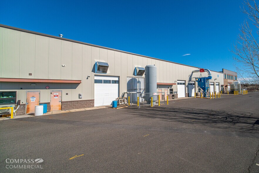 More Photos Of 375 NE 11th St, Redmond Warehouse For Lease