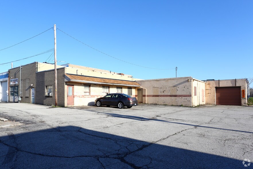 More Photos Of 597 E Tallmadge Ave, Akron Flex For Sale