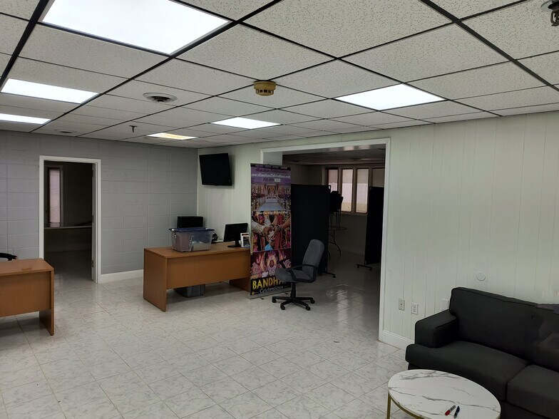 More Photos Of 826 Perkins Ln, Beverly Warehouse For Lease