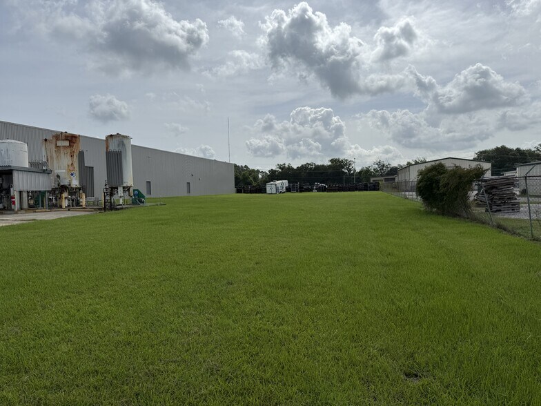 More Photos Of 441 N Post Oak Rd, Sulphur Industrial For Lease