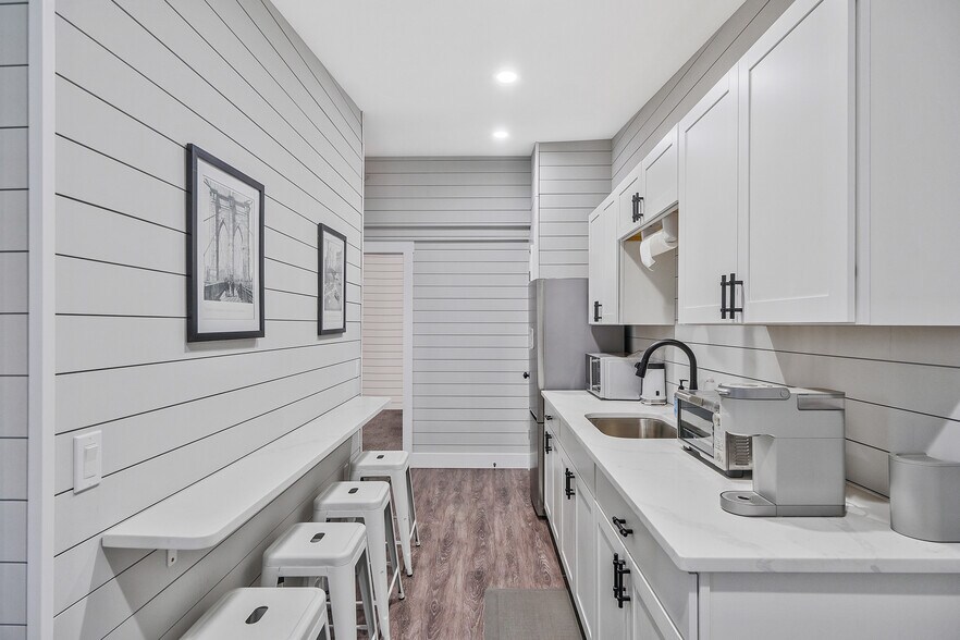 More Photos Of 14-18 Third E Ldl St, Patchogue Flex For Sale