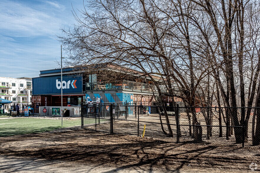 More Photos Of 501 Berkley Pkwy, Kansas City Restaurant For Lease