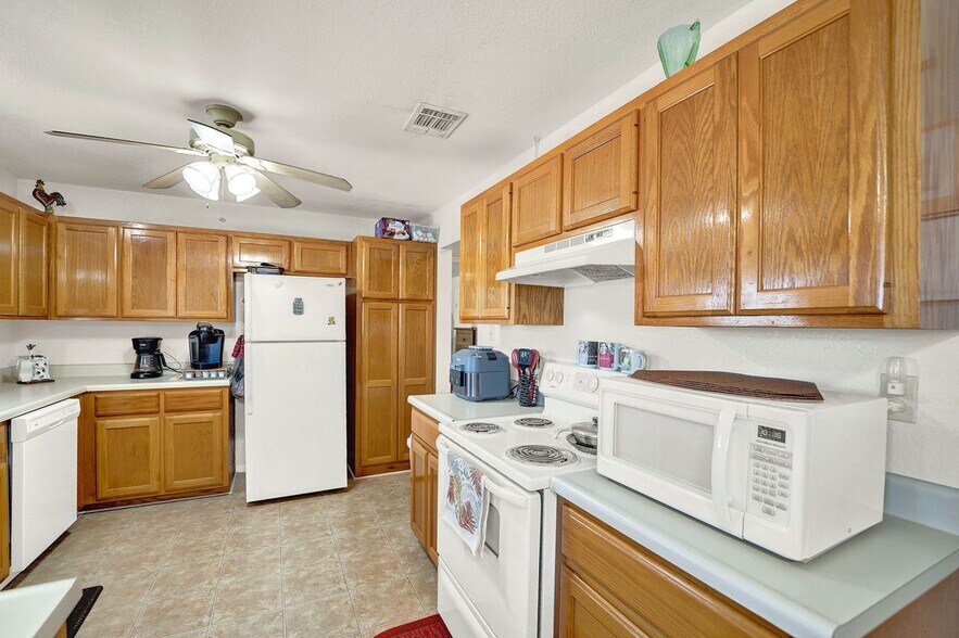 More Photos Of 389 Interstate 35 S, Devine Unknown For Lease