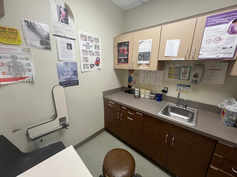 More Photos Of 60 E Warren Ave, Detroit Medical For Lease