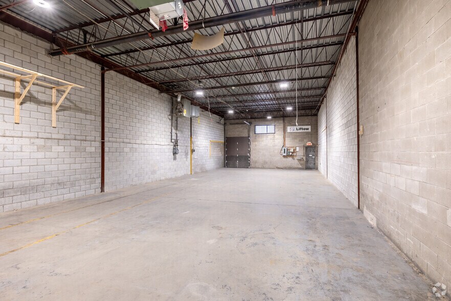 More Photos Of 1420-1490 Rue Beaulac, Saint-Laurent Light Distribution For Lease