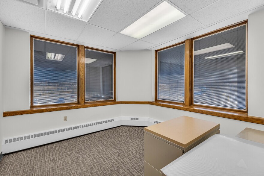 More Photos Of 2515 Foothill Blvd, Rock Springs Office For Lease