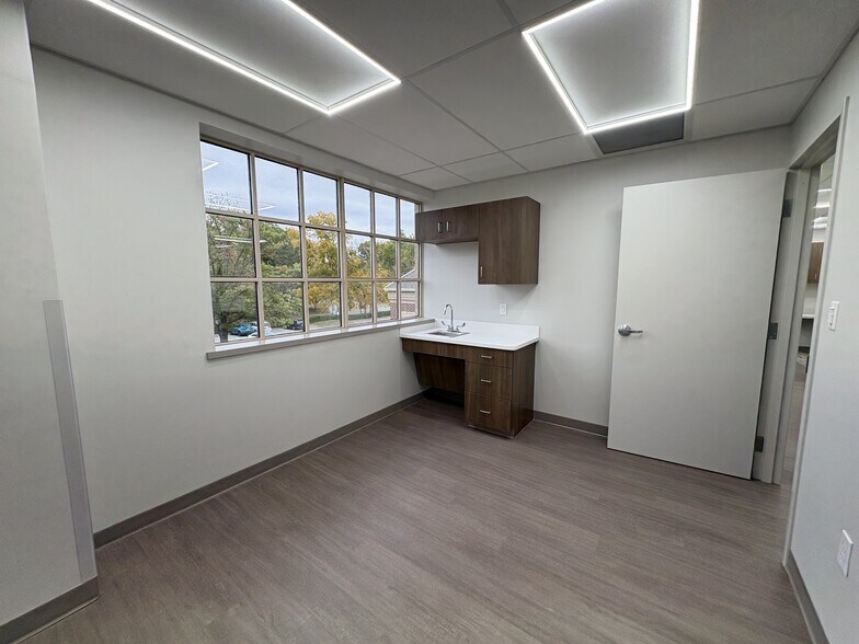 More Photos Of 2620 Kessler Blvd E, Indianapolis Medical For Lease