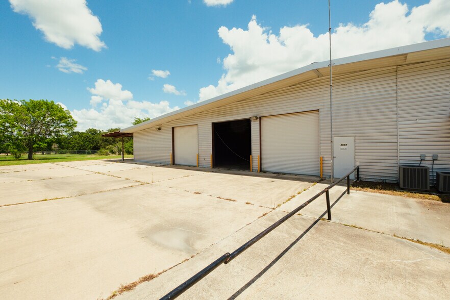 More Photos Of 11901 State Highway 30, College Station Showroom For Lease