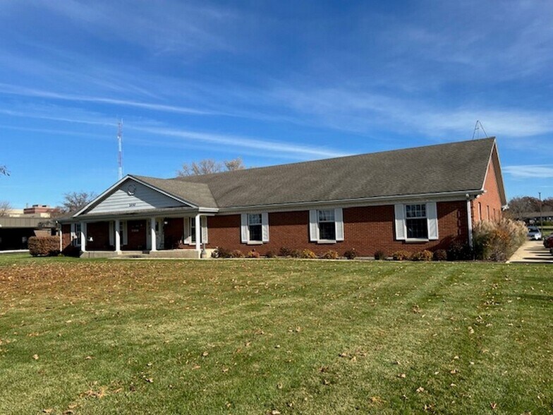 More Photos Of 2030 N Seminary, Woodstock Office For Lease