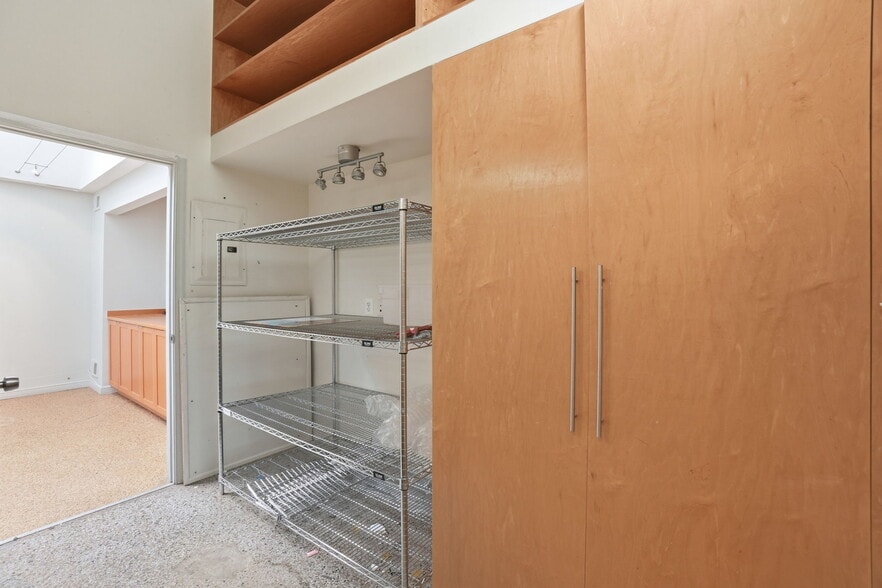 More Photos Of 901 2nd St NE, Washington Office For Sale
