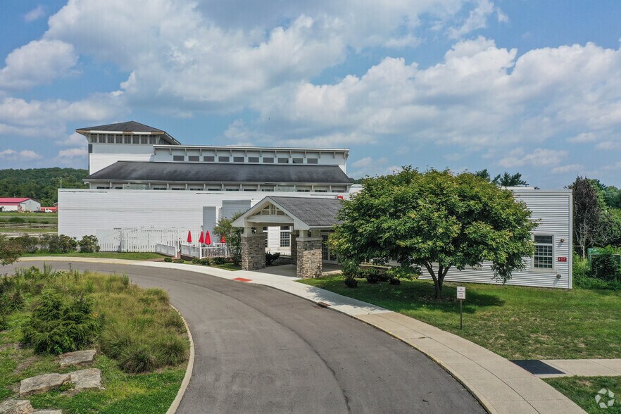 More Photos Of 2299 Cherry Valley Rd SE, Newark Hotel For Lease